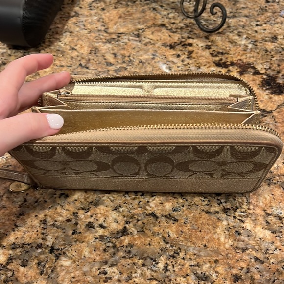Tan and gold coach wallet - Picture 4 of 4